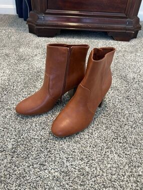 Old Navy Women’s Brown Ankle Booties w/ Side Zip Brand New size 9